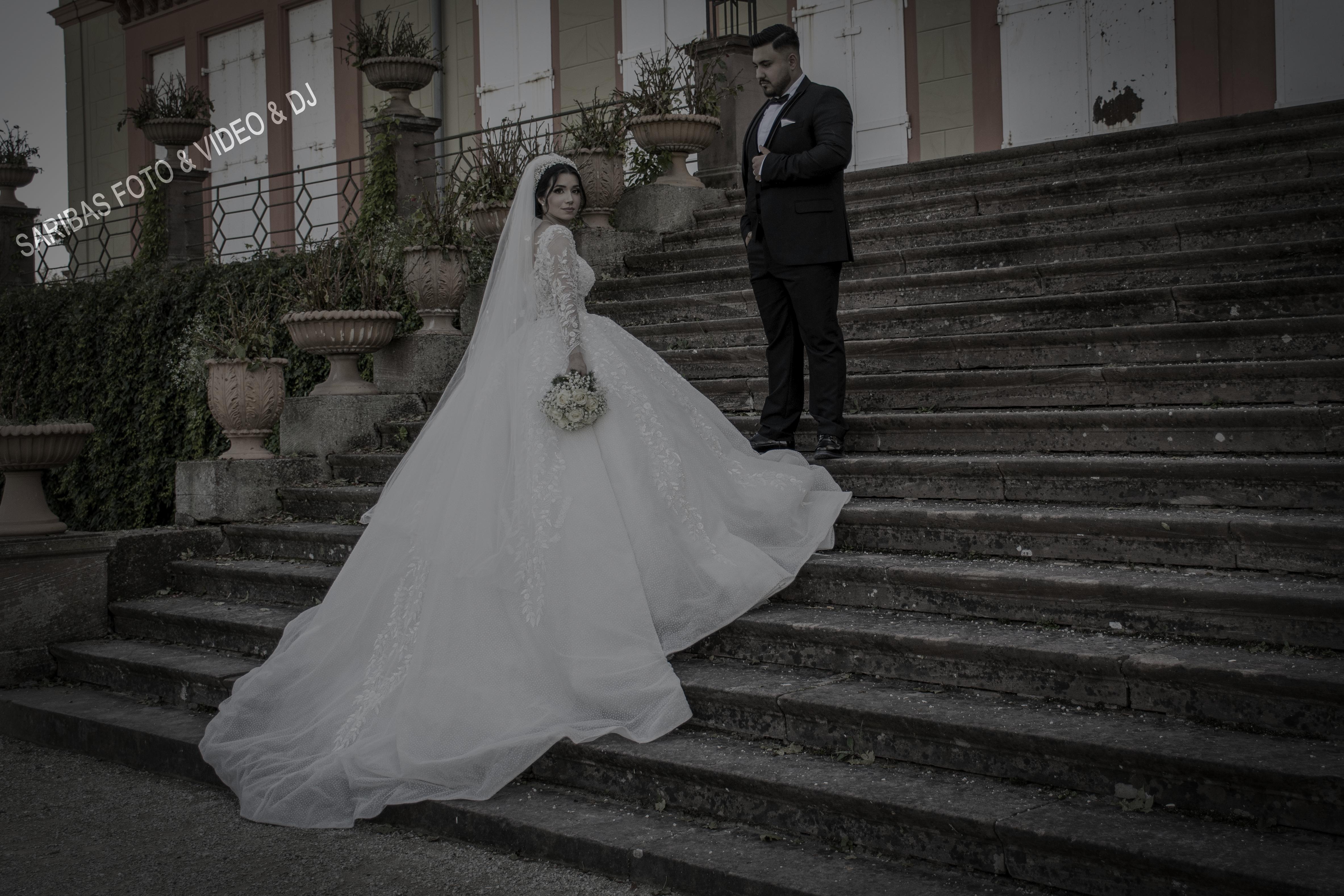 Brautpaar bei emotionaler Hochzeit
