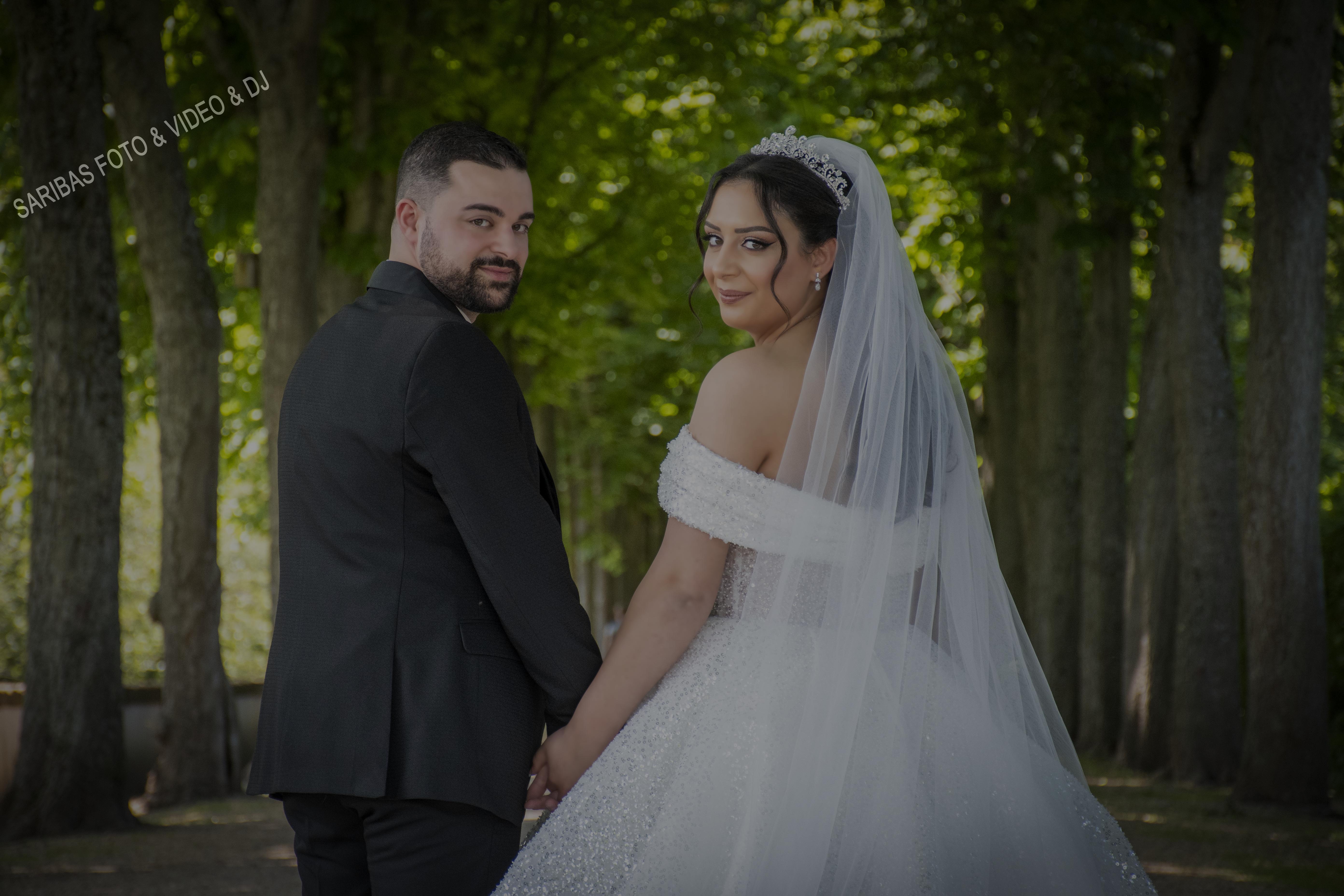 Brautpaar bei emotionaler Hochzeit