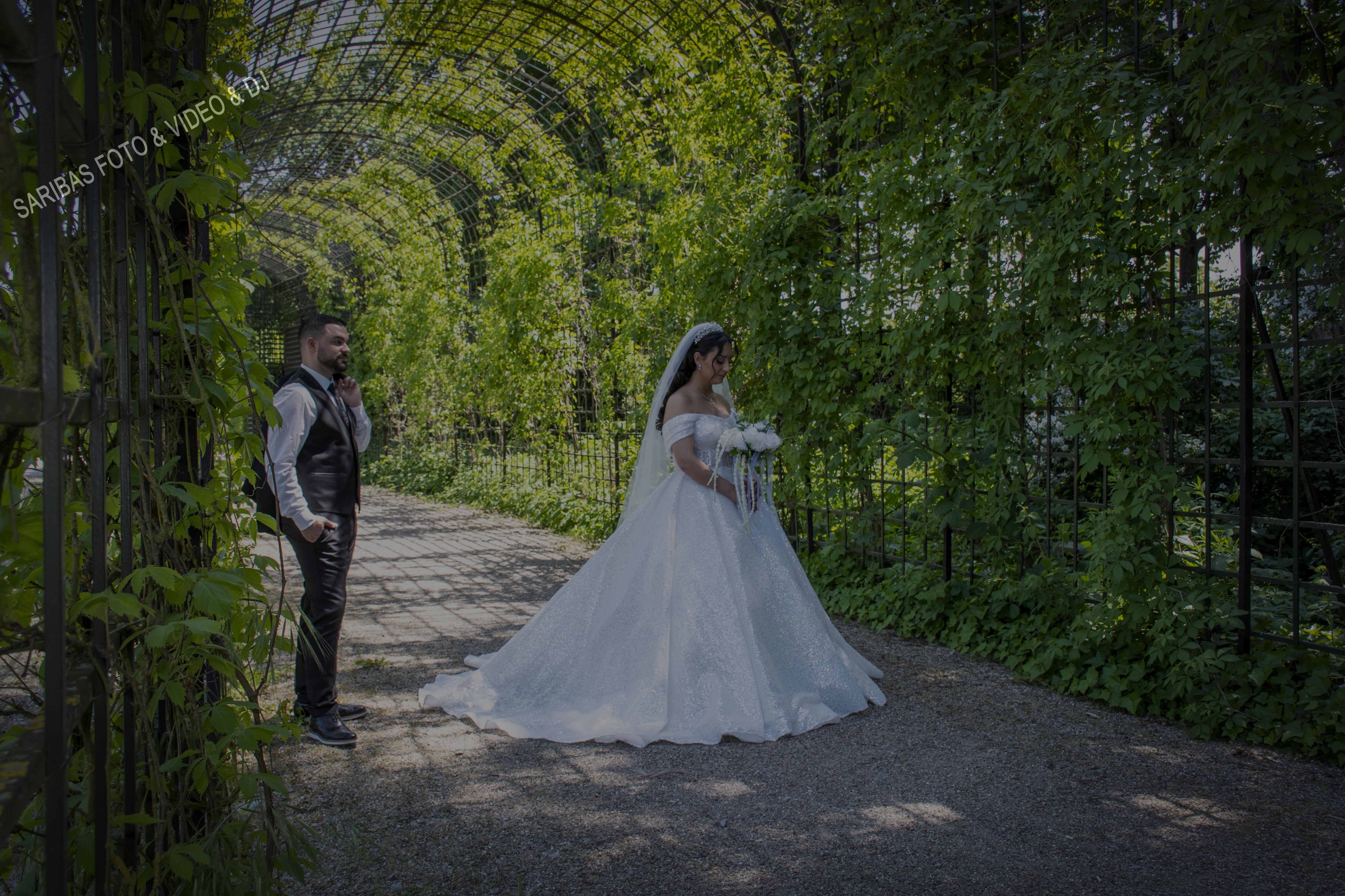 Brautpaar bei emotionaler Hochzeit