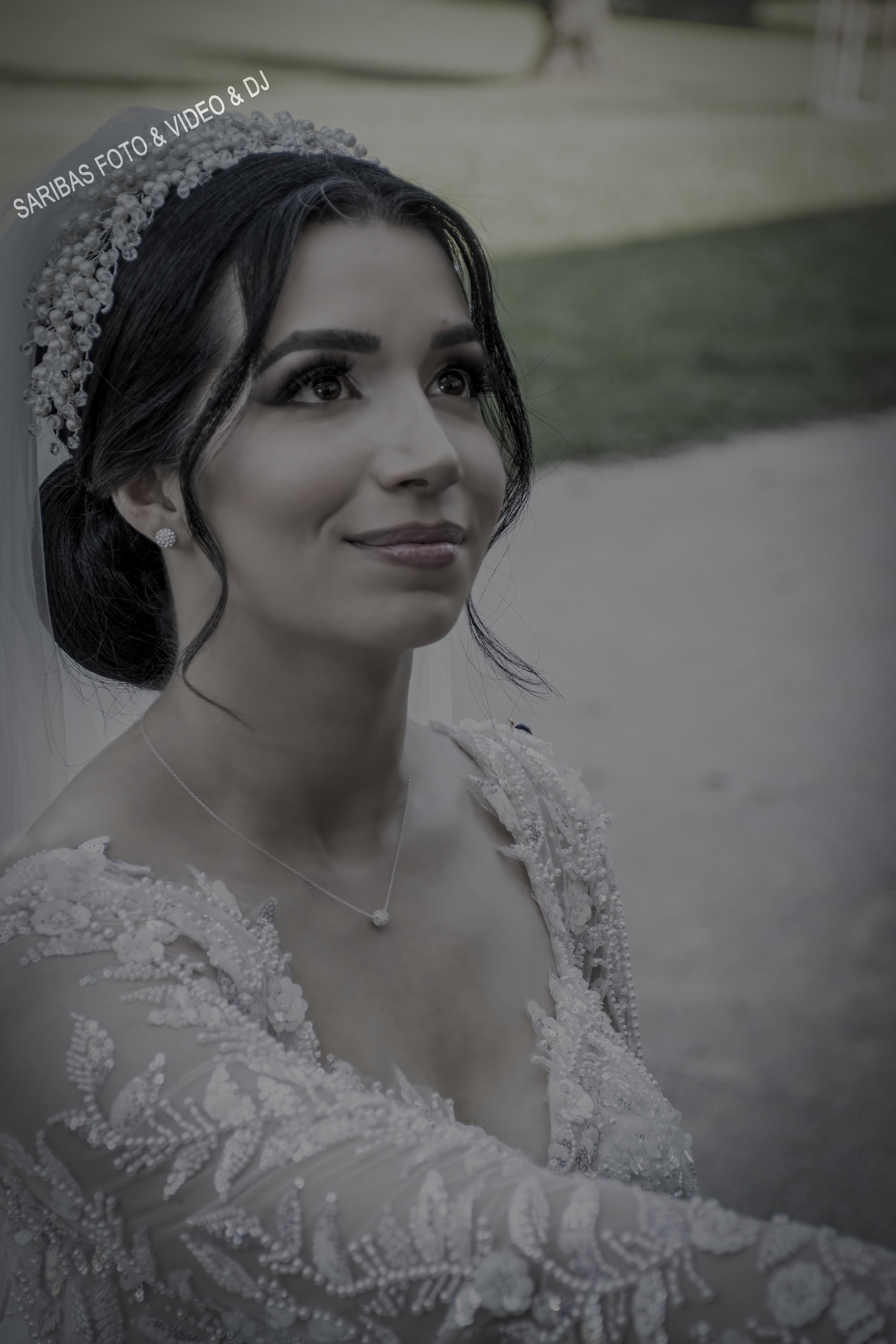 Brautpaar bei emotionaler Hochzeit