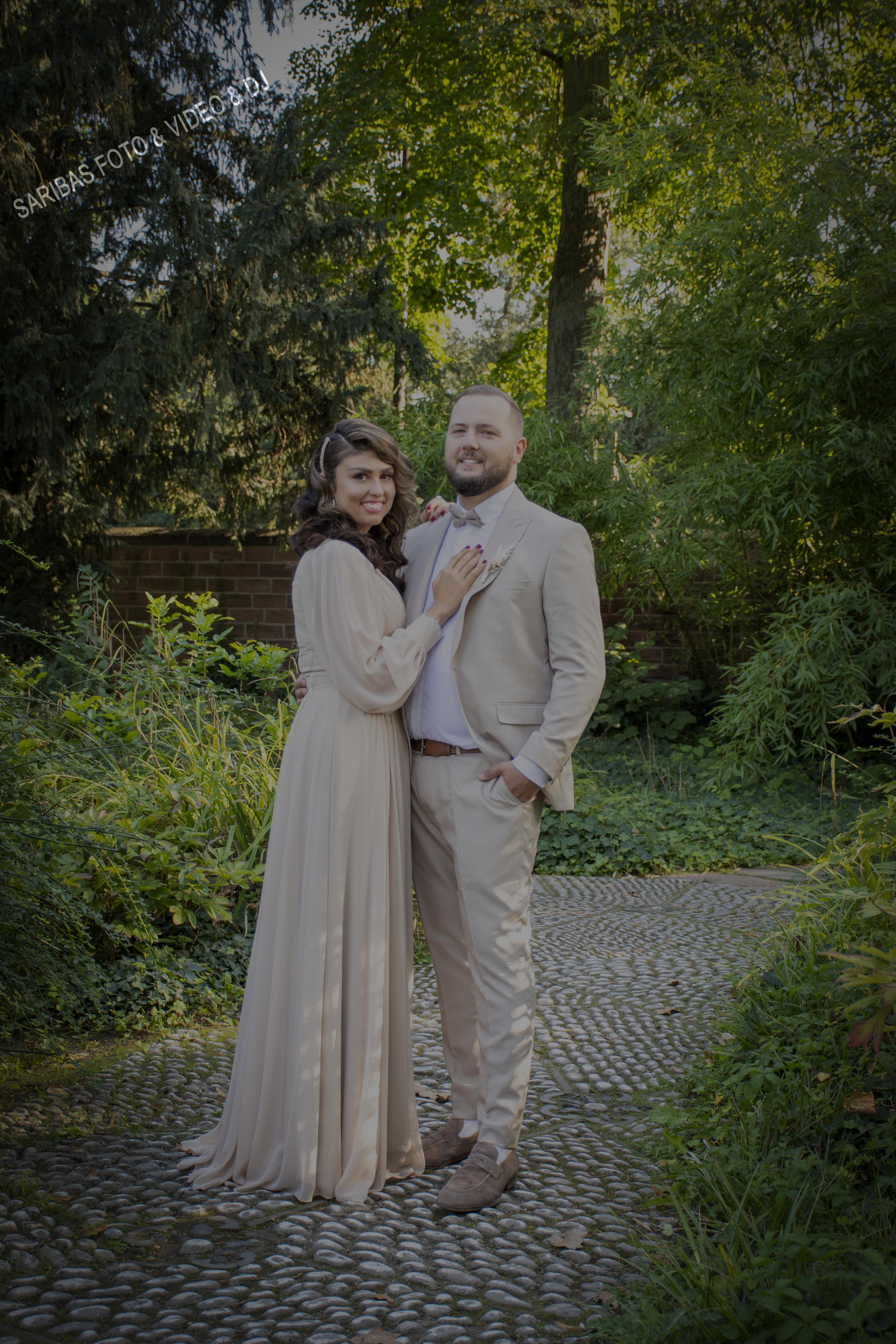 Brautpaar bei emotionaler Hochzeit