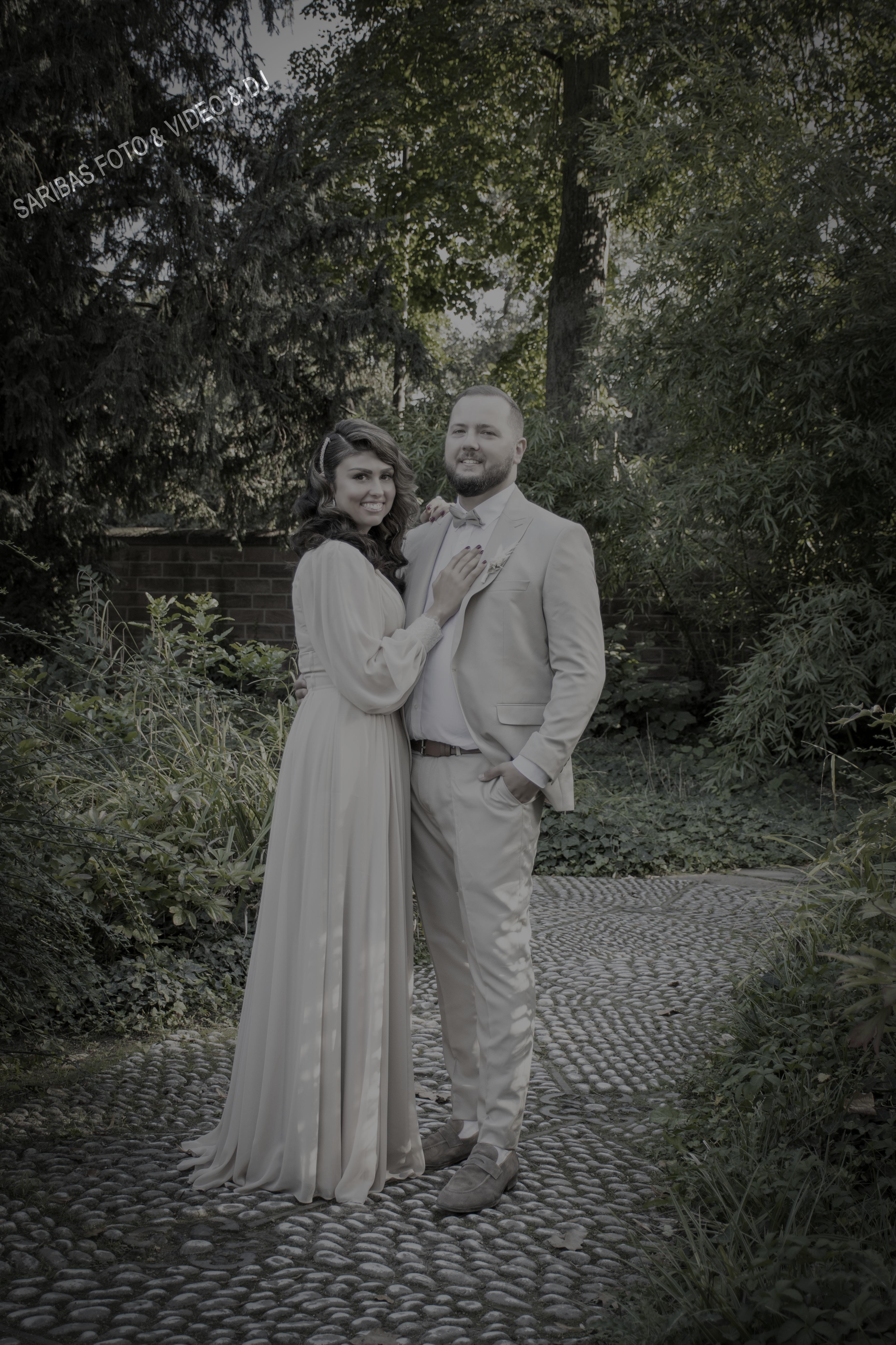 Brautpaar bei emotionaler Hochzeit