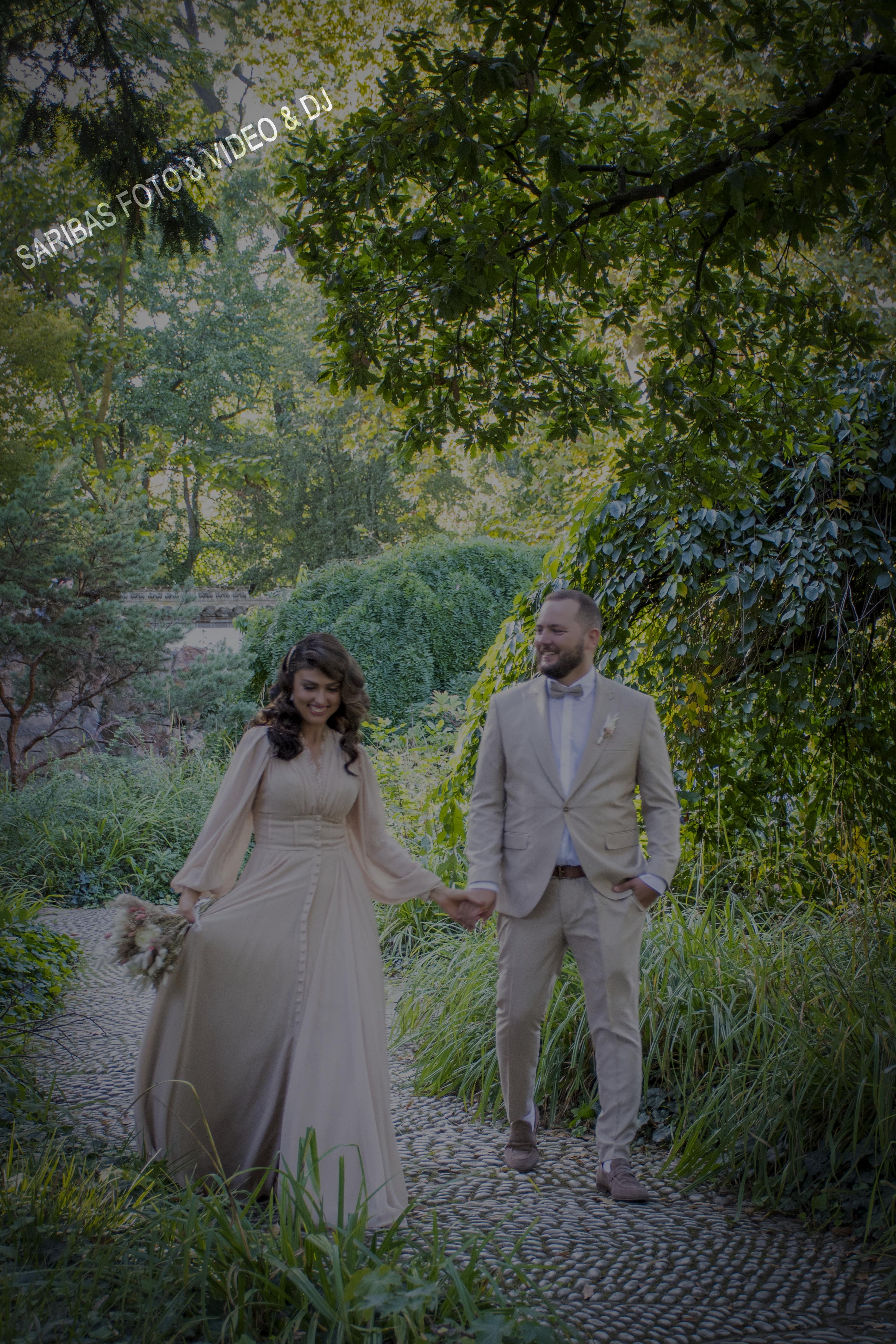 Brautpaar bei emotionaler Hochzeit